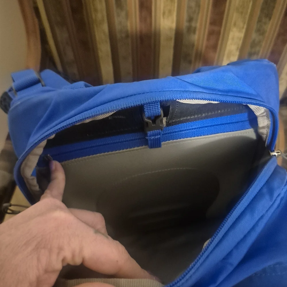 OSPREY Manta 28 Liter Backpack S/M rain Cover Gorpcore Blue - Picture 12 of 16